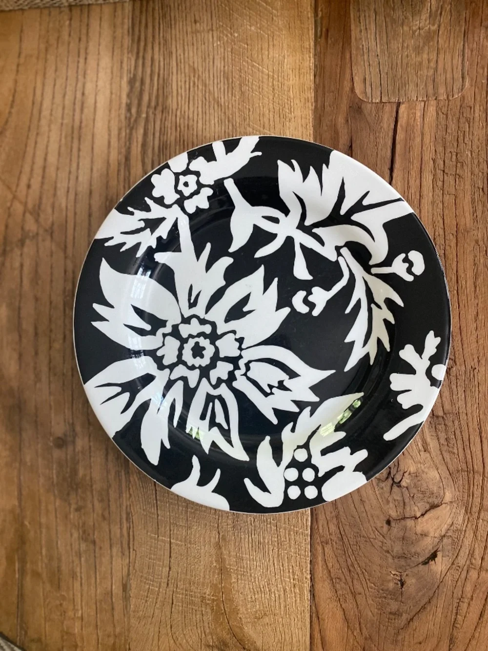 Crate & Barrel Black and White Floral Salad Luncheon 9” Plates x 8